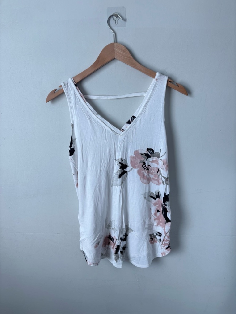 Dynamite Floral V-Neck Tank Top | White & Blush Pink | Size XS | EUC